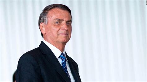 Hacker brasileño dice que Bolsonaro le pidió que interviniera las máquinas de votación y le prometió un indulto